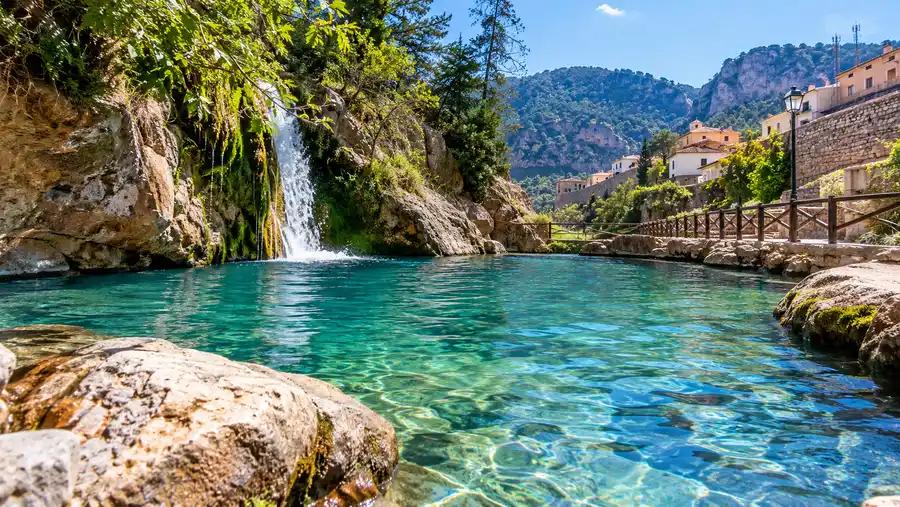 Comment se rendre de Valence à Montanejos : Bus, voiture et guide de voyage