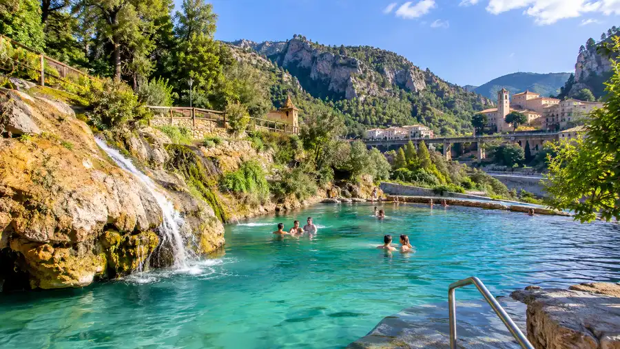 Comment se rendre de Valence à Montanejos : Bus, voiture et guide de voyage